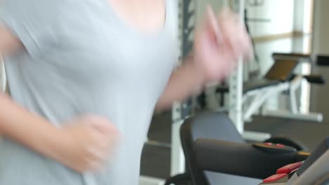 아시아 여자 피트 니스 아시아 여자 다양 한 피트 니스 장비 피트 니스 장비에 운동