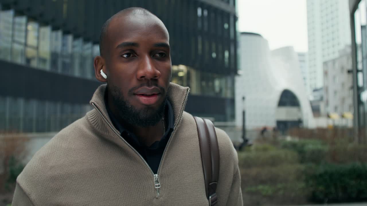 hombre caminando por la ciudad