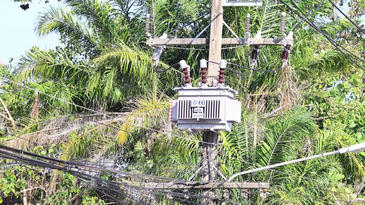 유리티 기둥에 있는 변압기의 정적 시각