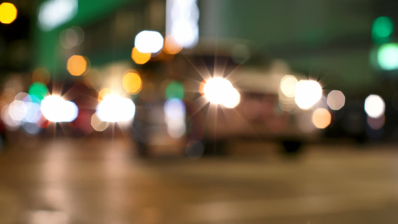 bokeh colorido de las luces de los coches en la señal de tráfico en la calle por la noche 4k