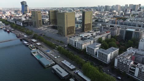 Biblioteca-Nacional-Francois-Mitterrand-De-Francia-Y-Paisaje-Urbano-Circundante-En-El-Distrito-De-Tolbiac,-París-En-Francia