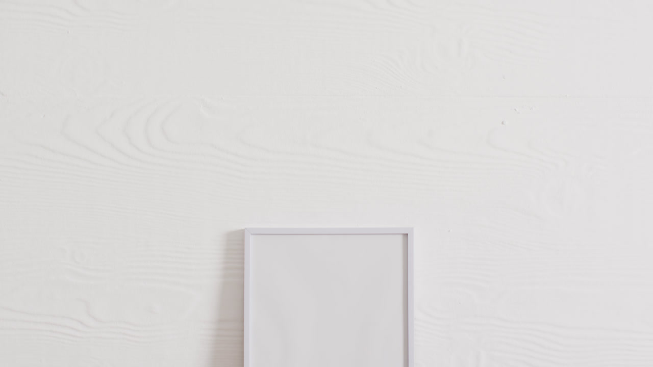 marco blanco con espacio de copia en fondo blanco y pared blanca