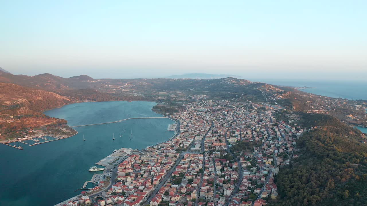 vista panorámica aérea alta de la ciudad de argostoli en la isla de kefalonia durante la puesta de sol, grecia