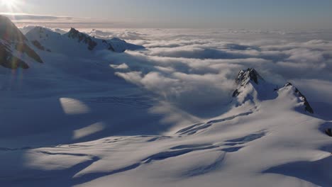 glaciares y montañas nevadas en los remotos ámbitos salvajes de la naturaleza