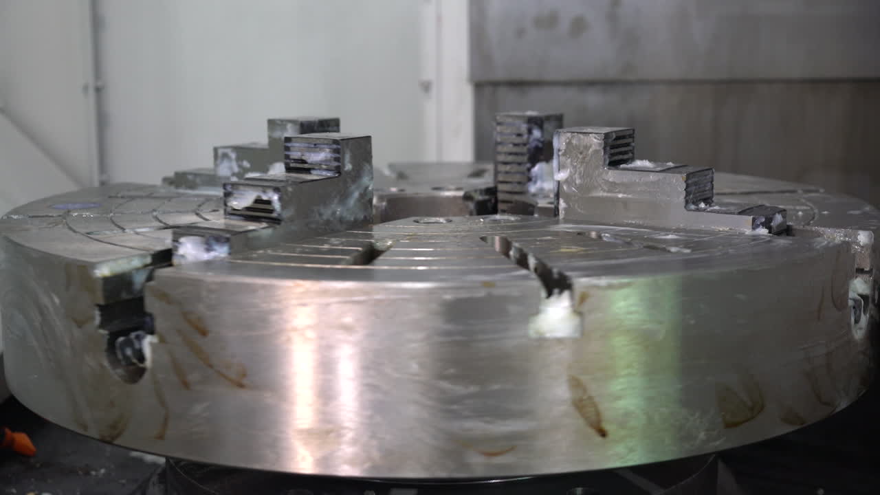 산업에서 일하는 선반 기계