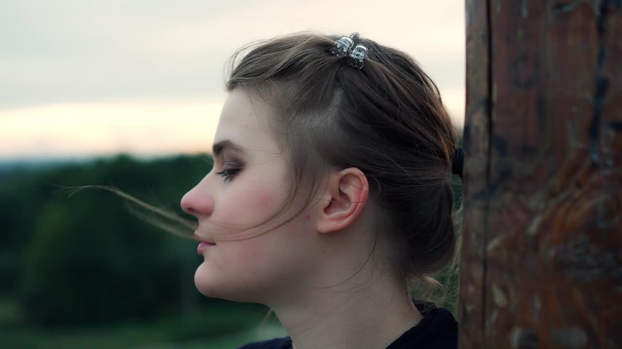 retrato de una chica joven en un día ventoso
