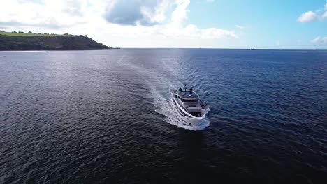 Luxury-Motorboat-Sailing-into-Plymouth-Sound-in-Devon,-England