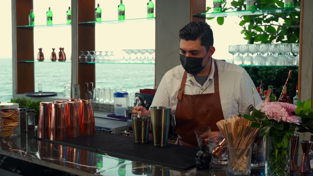 barman latino preparando un batido de café con helado en un restaurante de bar de la playa de méxico con un espectáculo de rutina de estilo