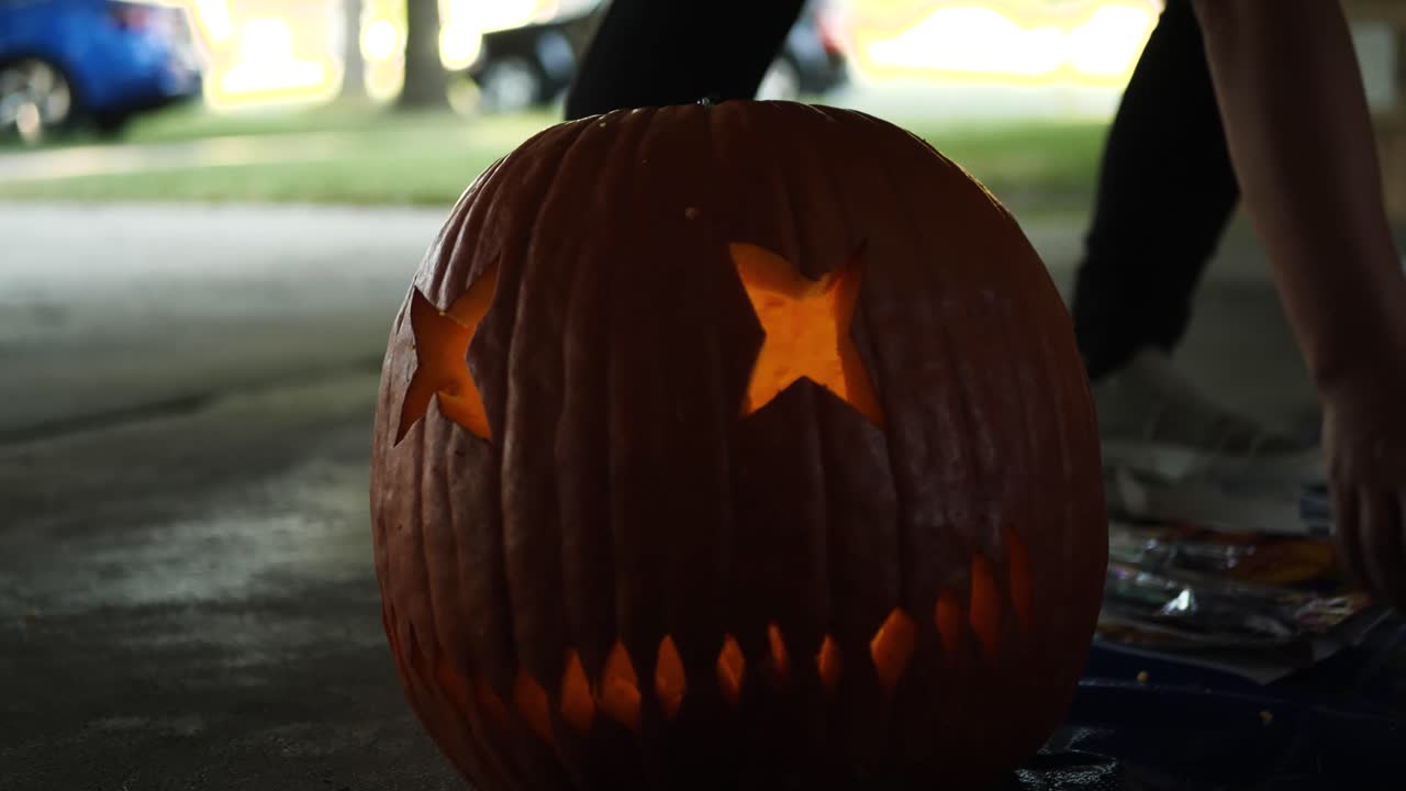 chupitos tallados en calabaza por la tarde