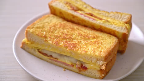 Homemade-French-toast-ham-bacon-cheese-sandwich-with-egg