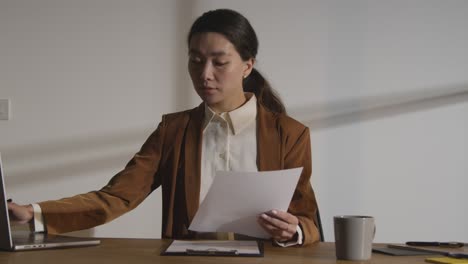 mujer de negocios en la oficina revisando y tomando notas sobre la solicitud o el cv para la vacante de trabajo 6