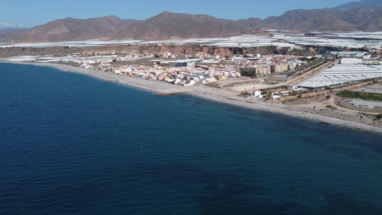 Seralarla çevrili Balanegra köyünün havadan görünümü. Almería, İspanya.