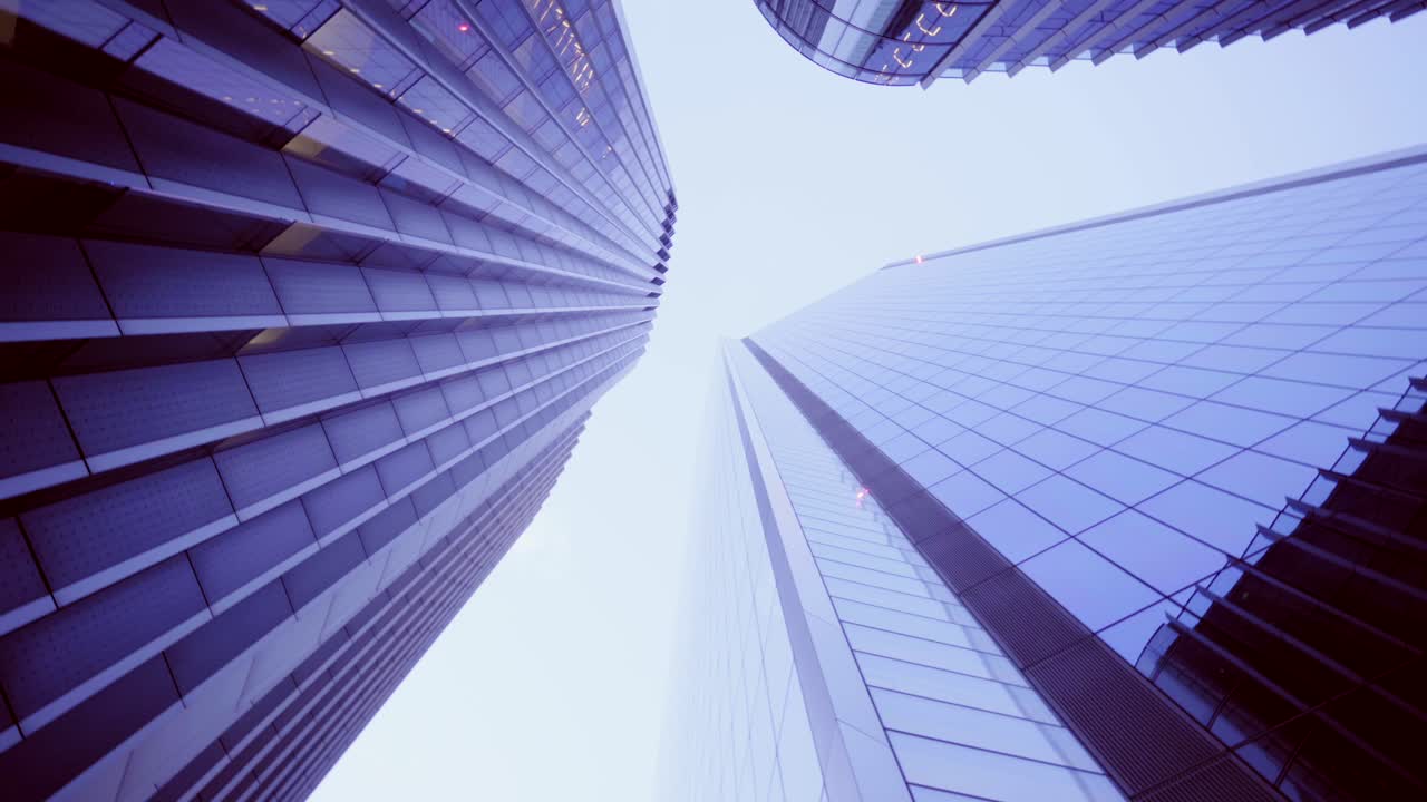 mirando hacia los rascacielos de londres en el centro de la ciudad al anochecer, cielo claro de la noche, con reflejos en los edificios