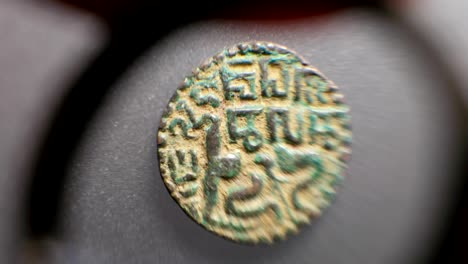 primer plano de monedas muy antiguas