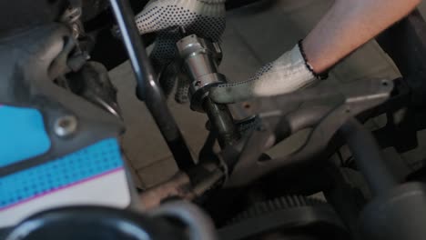 el mecánico del servicio de carreras de go kart cambia las ruedas