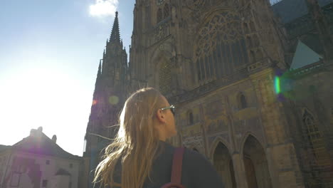 Vista-En-Cámara-Lenta-De-Una-Mujer-Mirando-La-Iglesia-Votiva-Y-Luego-Tomando-Una-Fotografía-Viena-Austria