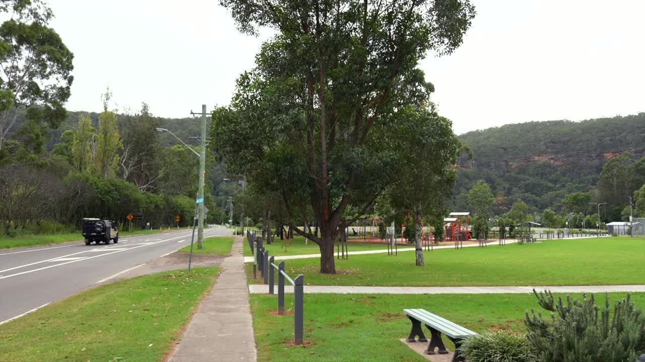 Vista descendente de la carretera principal a través de Wisemans Ferry, Nueva Gales del Sur, Australia