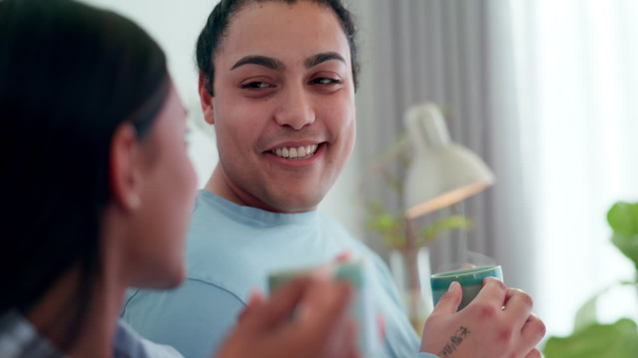 아침, 커피와 집에서 행복한 커플