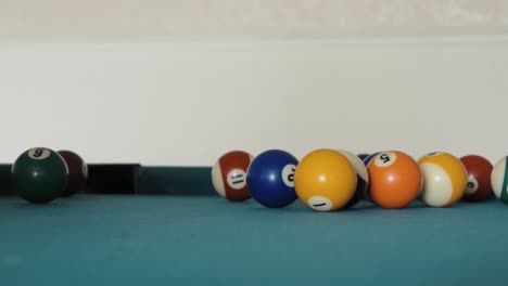 Amateur-Breaking-balls-on-a-pool-table