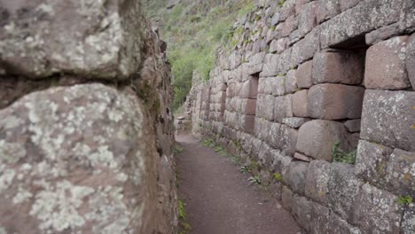 detalle de las antiguas ruinas amuralladas de los incas en el parque arqueológico de pisac en pisac, región de cuzco, perú