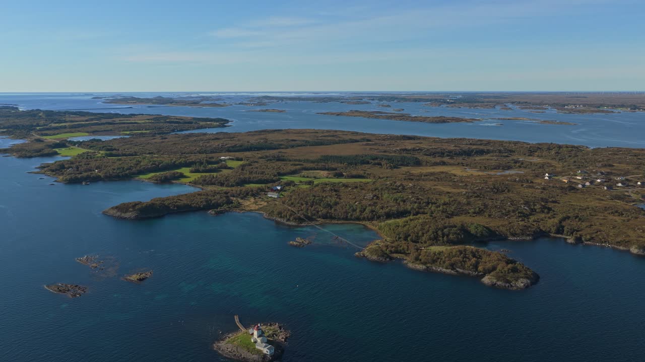 Leuchtturm unter klarem Tageshimmel, Smola, Norwegen