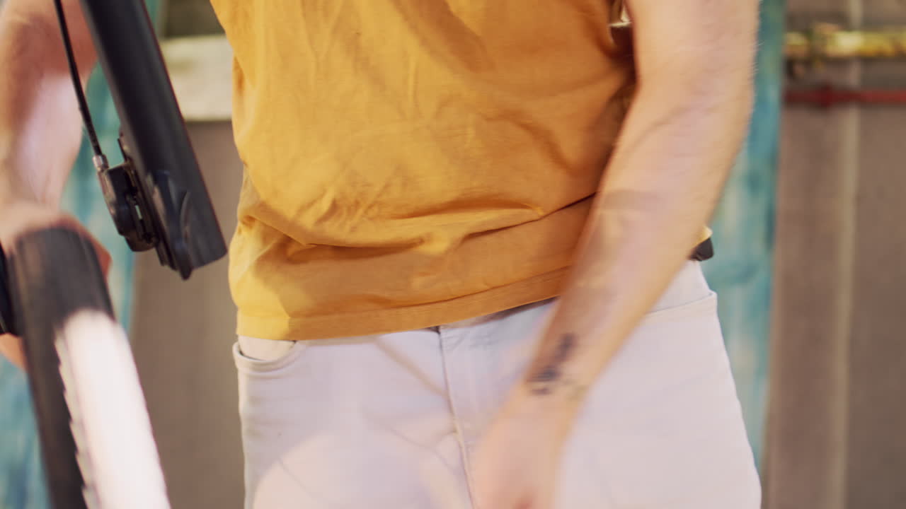 사람 에 의해 제거 되고 있는 자전거 바 ⁇