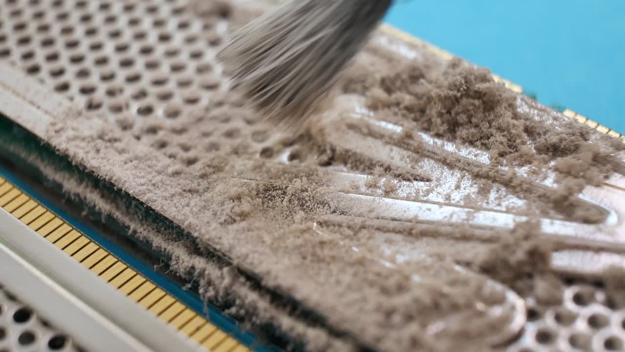 서비스 센터 직원은 무작위 액세스 메모리에서 먼지를 청소합니다.