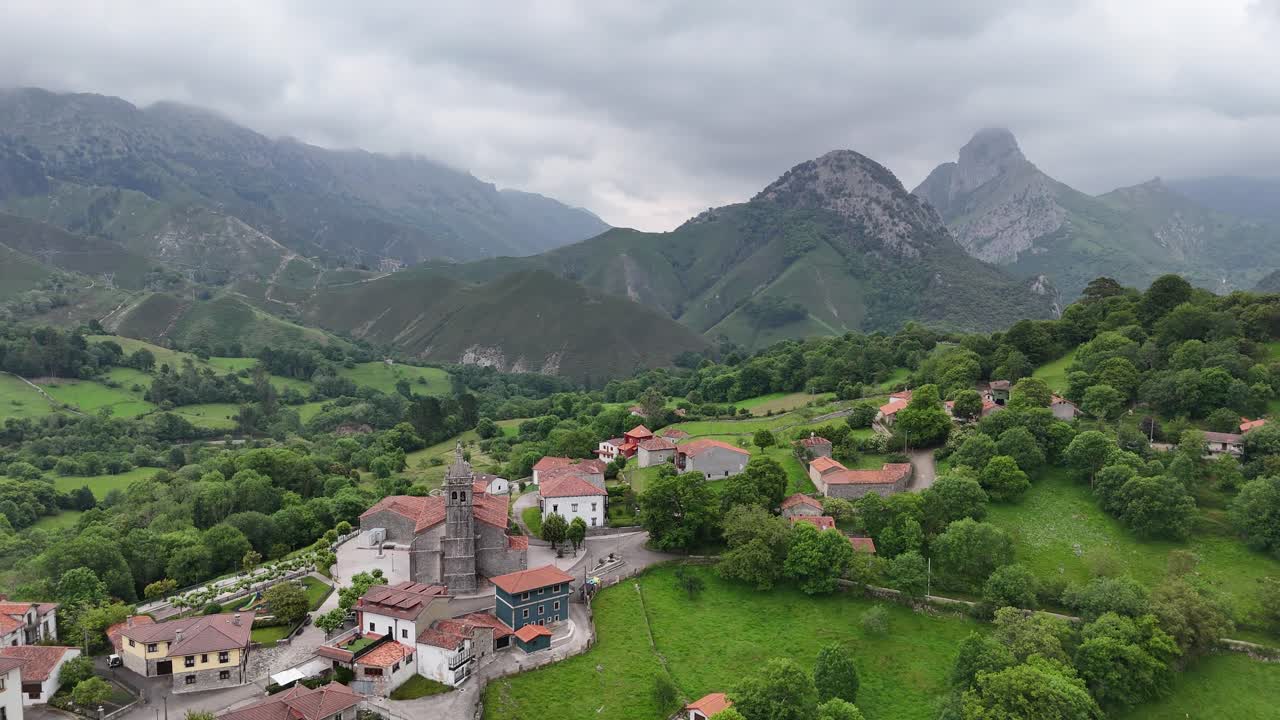 pequeño pueblo en la cima de una colina, el pueblo de ales, asturias, en el norte de españa