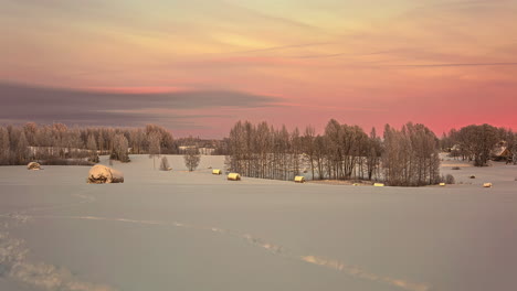 Lapso-De-Tiempo-Moviendo-Nubes-En-El-Paisaje-Rural-Del-País-De-Las-Maravillas-Invernales-Fuera-De-Riga,-Letonia