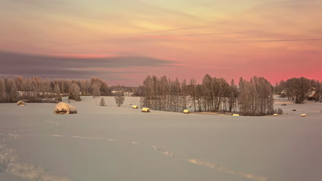 tiempo lapse nubes en movimiento en invierno país de las maravillas paisaje rural fuera de riga, letonia