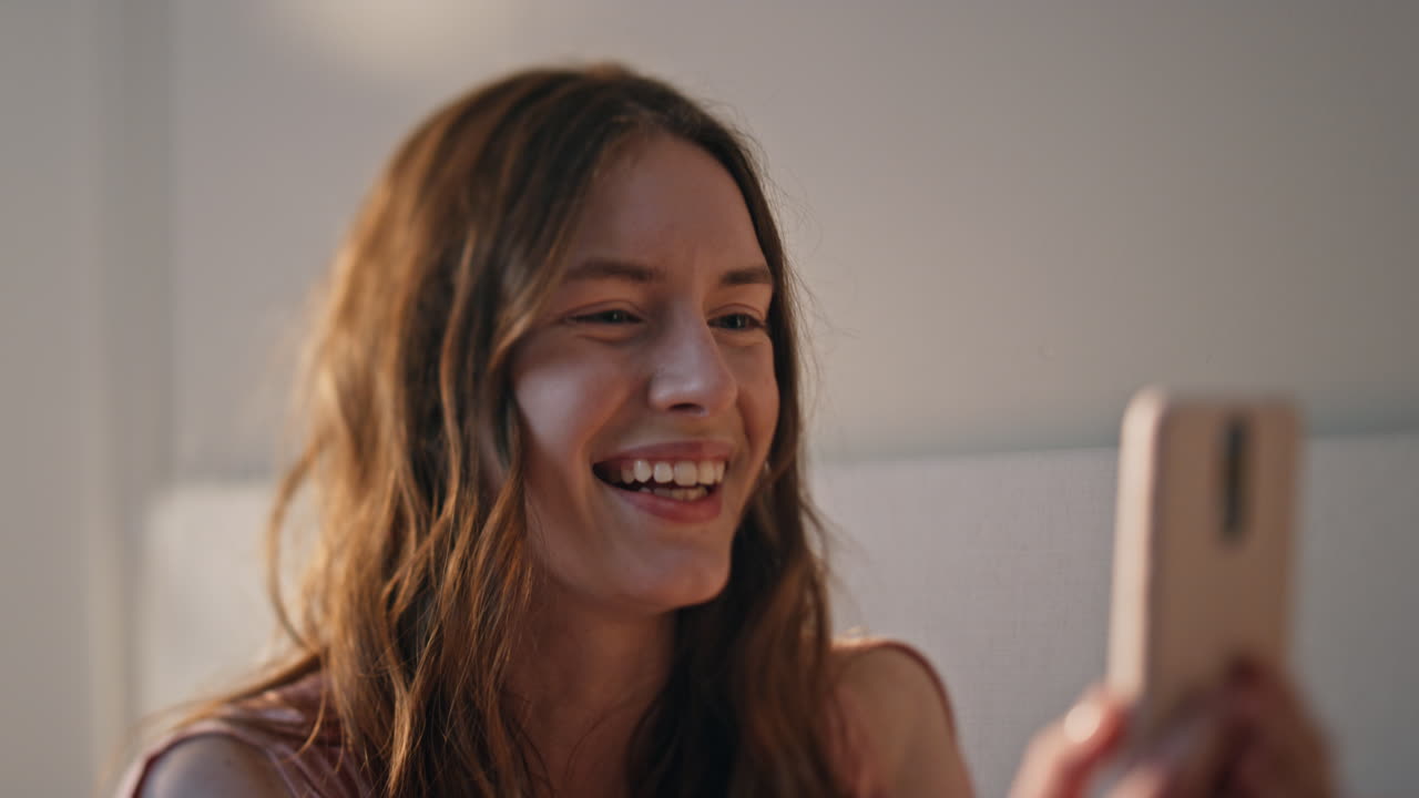 adolescente sonriente hablando llamada de video en casa de cerca. chica alegre con móvil