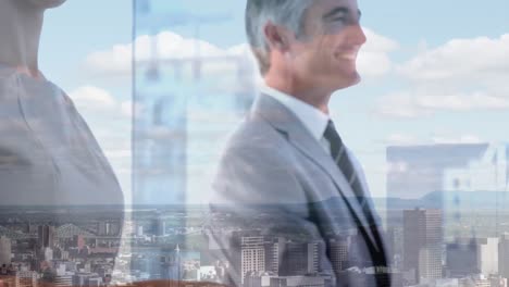 sección media del hombre de negocios y la mujer de negocios estrechando las manos contra la vista aérea del paisaje urbano