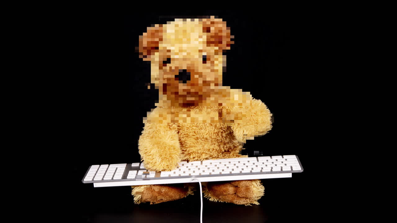 테디 베어 가 키보드 에 타이핑 하고 있다