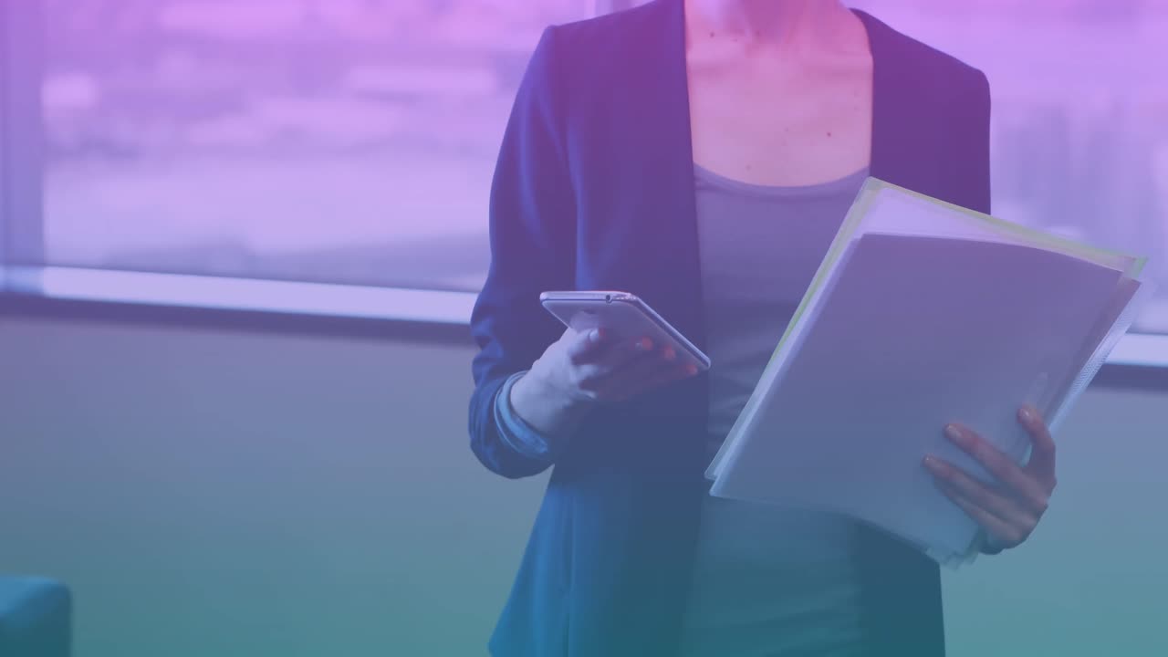 animación del procesamiento de datos en la pantalla sobre una mujer que usa un teléfono inteligente