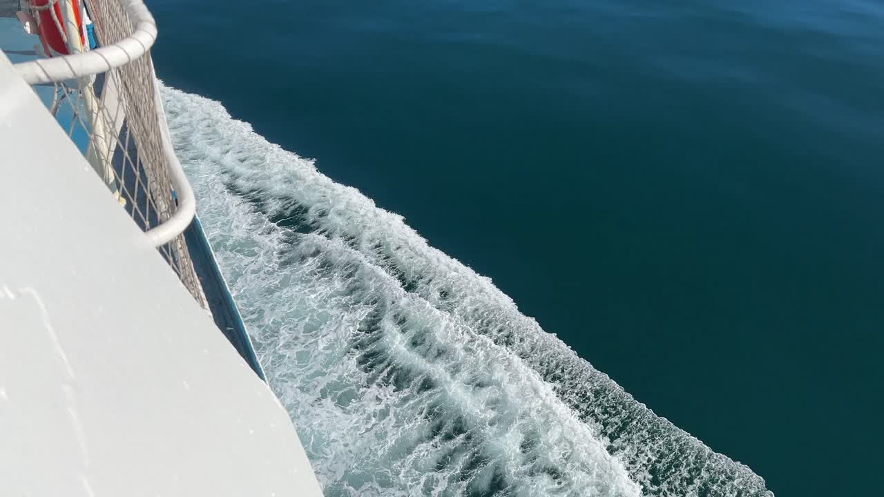 Mar azul desde el barco surcando las olas