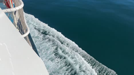 Mar-Azul-Desde-El-Barco-Acelerando-A-Través-De-Las-Olas.