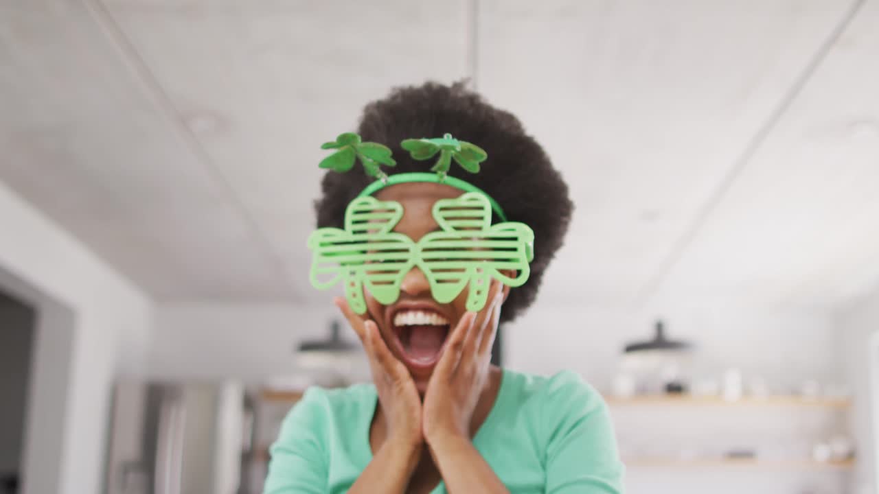 feliz mujer afroamericana sentada en la mesa, haciendo una videollamada