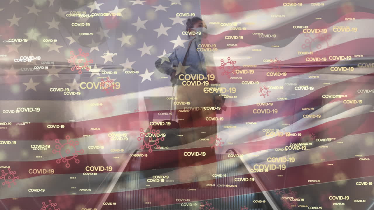 코로나19 콘셉트 텍스트와 미국 국기를 흔들고 에스컬레이터를 사용하는 얼굴 마스크를 착용한 여성