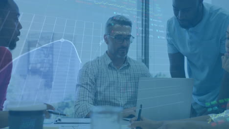 animación del procesamiento de datos financieros sobre diversas personas de negocios que usan computadoras portátiles