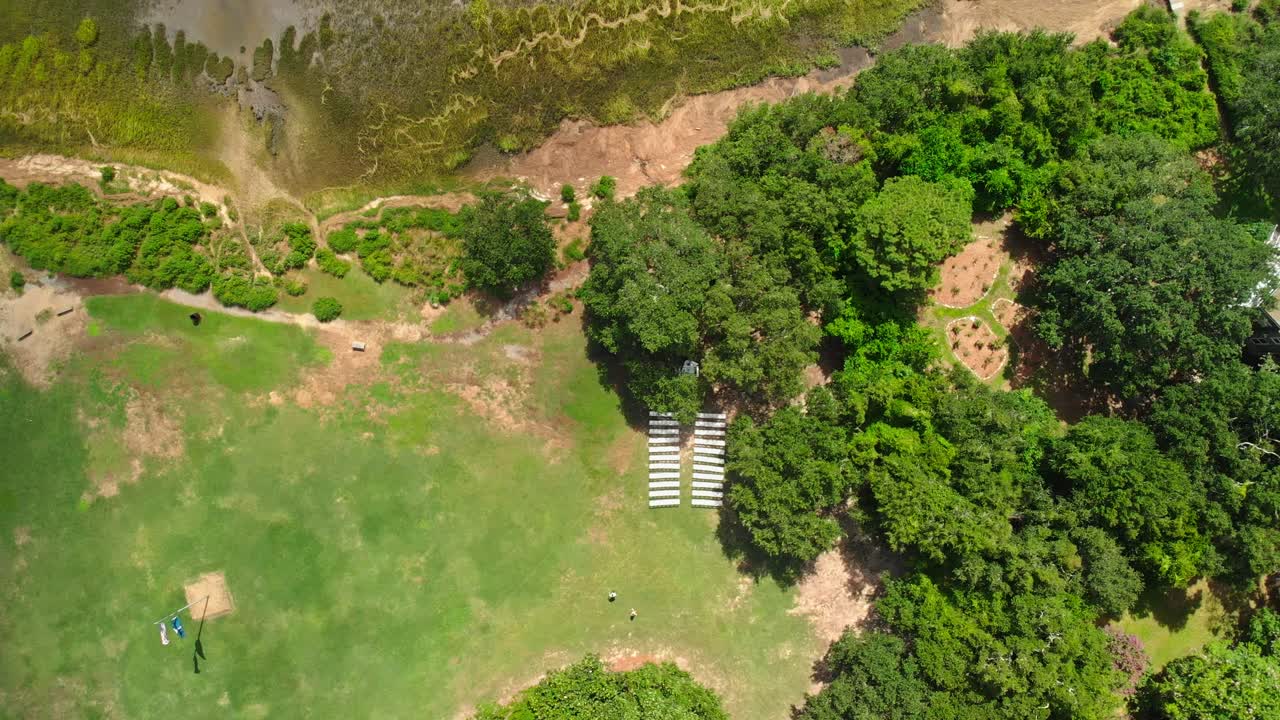 해안에서 결혼식을 올리는 공중 드론 영상