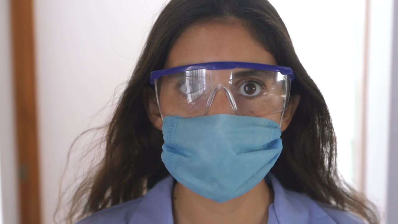 doctora caminando con máscara médica protectora y gafas protectoras