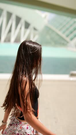 mujer caminando en un parque de la ciudad