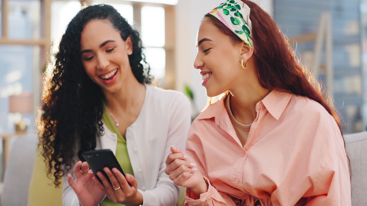 teléfono, amigos y mujeres hablando de social
