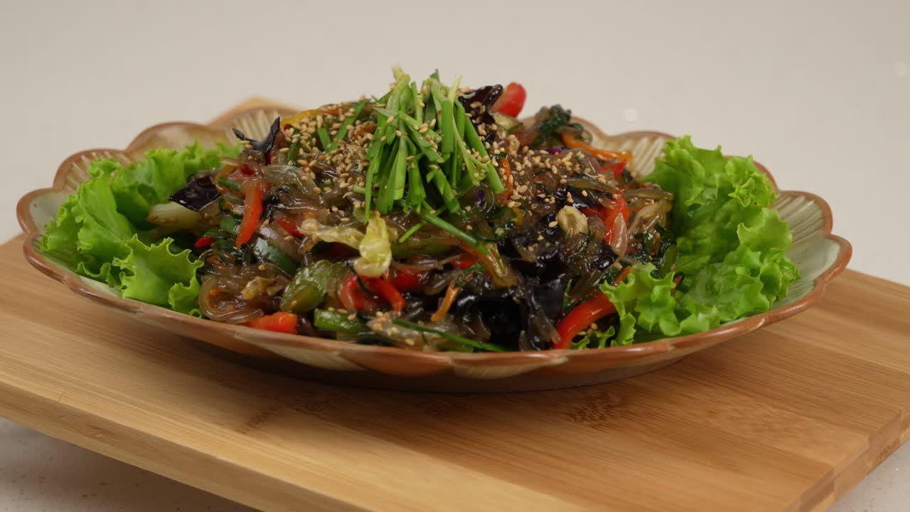 Spicy stir-fried pork with onions and scallions, glazed in a rich gochujang sauce. 매콤한 돼지고기와 양파, 파가 고추장 소스에 어우러진 볶음 요리.