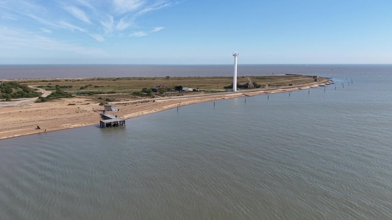 Radartorn Landguard Point Felixstowe Storbritannien drönarflygfoto med inzoomning.
