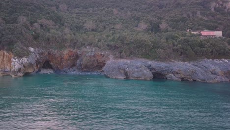 Luftaufnahme-Eines-Strandes-Während-Der-Blauen-Stunde-In-Griechenland