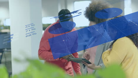 animación del procesamiento de datos financieros sobre diversas personas de negocios en la oficina