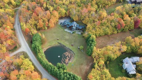 Vista-Aérea-Del-Rancho-Rural-En-El-Pintoresco-Paisaje-Otoñal-De-Nueva-Inglaterra,-Estados-Unidos