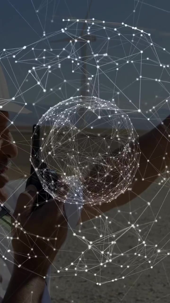 Vidéo verticale : Homme portant une radio à sa bouche, parlant, guidant l'équipe tandis qu'un réseau technologique se forme et se centre.