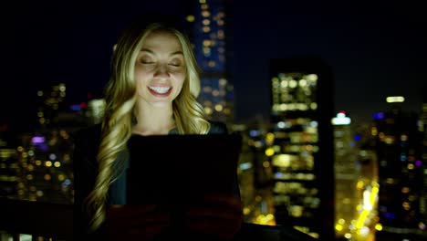 mujer de negocios americana caucásica en el techo chat en línea por la noche